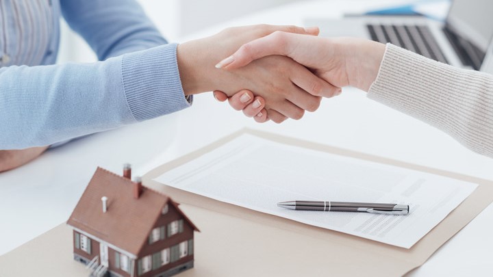 Những rủi ro trong giao kết hợp đồng theo mẫu trong mua bán căn hộ chung cư tại dự án nhà ở thương mại tại Việt Nam