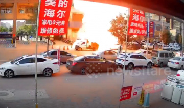 Ô tô tải chở bình gas phát nổ cháy đùng đùng trên phố đông xe cộ