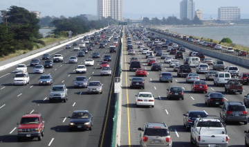 Kinh nghiệm giữ xe ô tô ở chính giữa làn đường cho người mới
