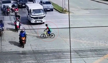 Thanh niên vượt đèn đỏ trước một rừng xe và cái kết