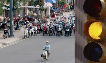 Vượt đèn vàng trong tình huống nào sẽ bị xử phạt?