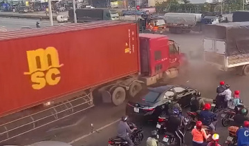 Container lại càn quét tan hoang loạt ô tô xe máy dừng chờ đèn đỏ trên QL1K