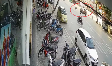 Xe SUV văng bánh phi thẳng vào nhà dân, nhiều người hốt hoảng