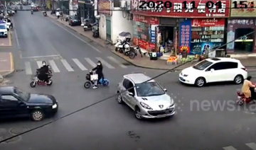 Tài xế say rượu lái xe quay 16 vòng giữa ngã tư đông đúc