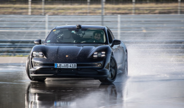 Porsche Taycan lập Kỷ kục Guinness về quãng đường drift dài nhất