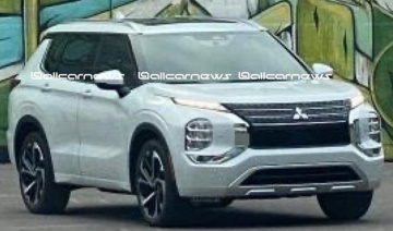 Cận cảnh SUV 7 chỗ Mitsubishi Outlander thế hệ thứ 4 trên đường phố
