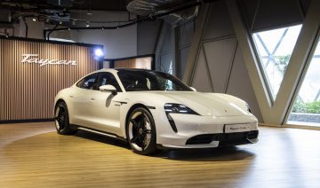 Porsche mở cửa không gian triển lãm hoành tráng tại sân bay