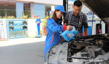 Dùng nước lã thay nước rửa kính ô tô được không?