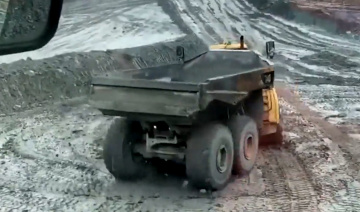 Màn drift ấn tượng trên đường bùn đất của siêu xe tải 40 tấn