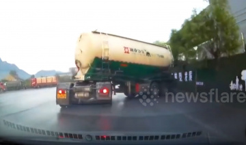 Xe bồn phanh cháy đường trượt dài hàng chục mét tránh xe 3 bánh