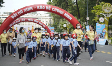 Hàng nghìn học sinh tham gia sự kiện vận động đội mũ bảo hiểm cho trẻ em