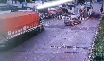 Ủi 3 sedan dúm dó, tài xế xe tải trốn mất hút khỏi hiện trường