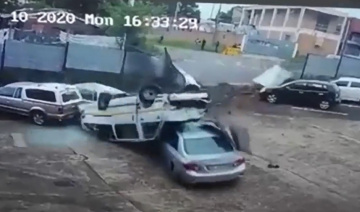 Xe van đâm như búa bổ tan nát 2 sedan