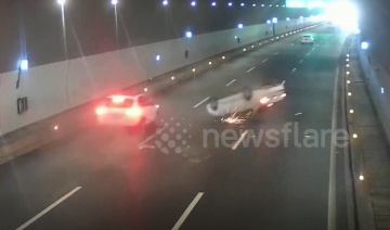 Ô tô lật ngửa trượt dài tóe lửa trong đường hầm