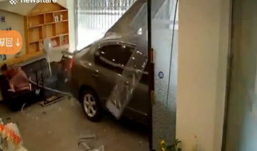 Cô gái ngồi trên sofa trong nhà suýt chết vì ô tô đâm