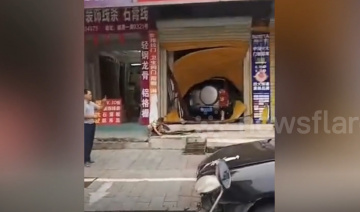 Nữ tài xế phóng ô tô đâm xuyên cửa cuốn chui tọt vào nhà trên phố