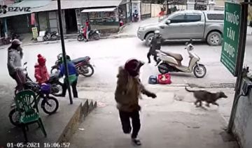 Xe ben trôi dốc, người đi đường bỏ xe máy chạy tán loạn