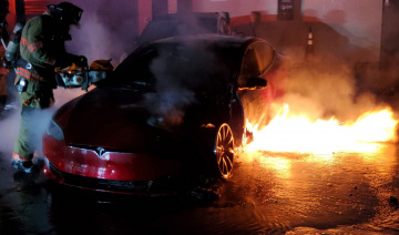 Xe Tesla Model S bốc cháy dữ dội tại trung tâm dịch vụ