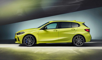 BMW M135i xDrive 2022: Lộ diện với màu sơn lạ mắt