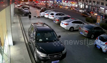 Nhầm chân ga, tài xế lùi xe BMW tan nát cửa hàng smartphone