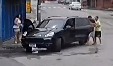 Thợ máy 'không xu dính túi' bị cả băng cướp tấn công chỉ vì lái Porsche