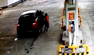 Tình huống đáng xấu hổ của tài xế ô tô tại cây xăng