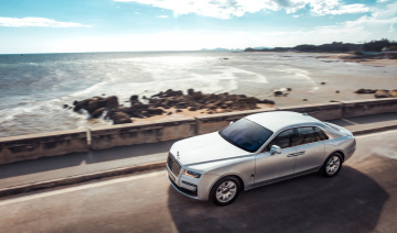 Rolls Royce Ghost lướt đi cùng với thiên nhiên rừng và biển Vũng Tàu