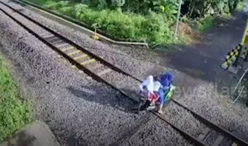 Ba mẹ con lái xe cắt qua đường ray khi tàu lao tới, cái kết thót tim