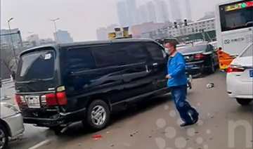 Xe van chạy trốn cảnh sát đâm cả loạt ô tô