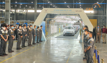 Những chiếc VinFast VF e34 đầu tiên tới tay khách hàng: miễn phí thuê pin 1 năm, tặng gói trang bị 60 triệu đồng