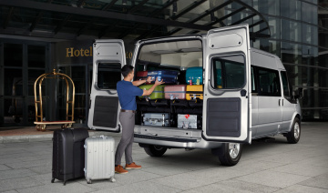 Ford Transit 2022 giá từ 845 triệu đồng: nâng cấp động cơ và trang bị