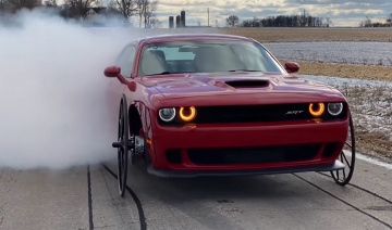 Dodge Challenger Hellcat độ bánh xe ngựa "tấu hài", không những vậy còn có thể drift