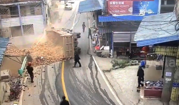 Vào cua 'tử thần', xe tải lật khiến 3 người thương vong