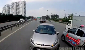 Lao ô tô vào làn ngược chiều, tài xế bấn loạn khi bị chặn đầu