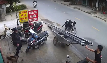 Xe chế chở sắt bay thùng lao thẳng vào thanh niên rửa xe