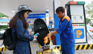 Giá xăng tăng vượt 18.000 đồng/lít