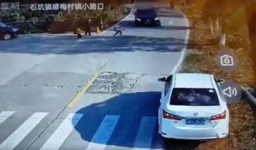 Pha bẻ lái xuất thần cứu sống em bé chạy sang đường
