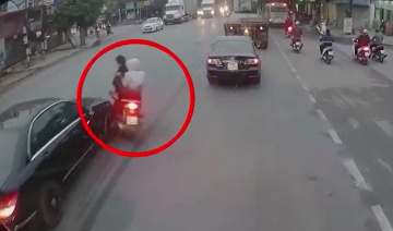Tạt đầu container, 2 thanh niên lái xe máy không mũ bảo hiểm tông xe Mercedes