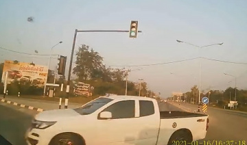 Vượt đèn đỏ, bán tải nhận cú đâm sốc