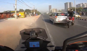 Ô tô dừng giữa đường, mô tô đâm hất bay người lên không trung