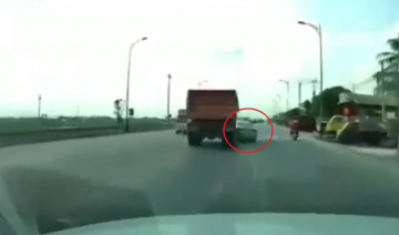 Liều tạt đầu xe tải và cái kết đau đớn cho ô tô con