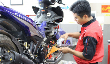 Thay nhớt cho xe máy vào mùa mưa cần lưu ý gì?