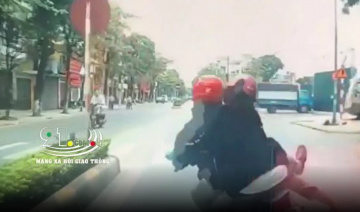 Tình huống xe máy va chạm ô tô đâm vào cửa nhà dân gây tranh cãi