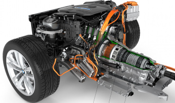 Khi đạp ga xe điện, hiện tượng gì xảy ra để xe tăng tốc?