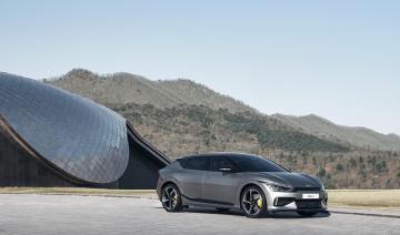Kia trình làng xe điện mới, so kè với Porsche Taycan