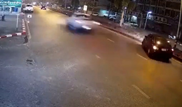 Lao như tin bắn, bán tải sượt qua sedan cắm đầu vào cột điện
