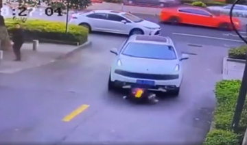Bất ngờ chạy cắt ngang qua đường, em bé bị ô tô cuốn vào gầm