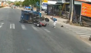 Nữ tài xế phóng xe máy vượt đèn đỏ đâm lật xe ba gác
