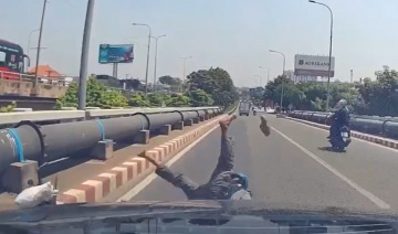 Dừng xe nhặt tiền rơi, người đàn ông bị Mercedes tông ngã