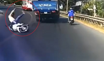 Ôm cua tốc độ 'bàn thờ', nam thanh niên 'chém' sườn xe tải văng xuống đường